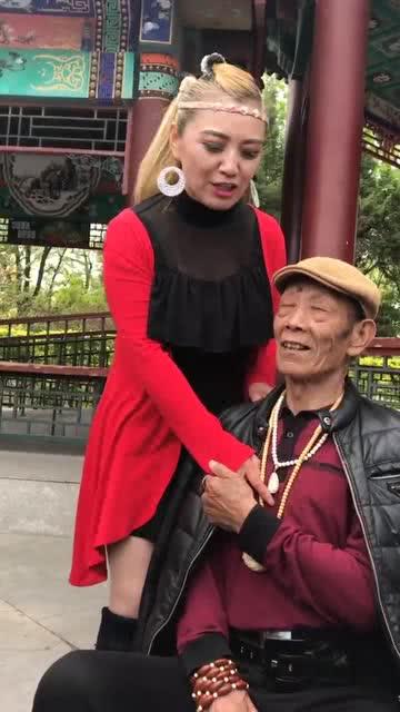 網(wǎng)紅大爺表演小品全集,網(wǎng)紅大爺小品表演全集，歡樂無限